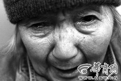 82岁老人寒风中卖鞋垫 好心小伙留下千元离开