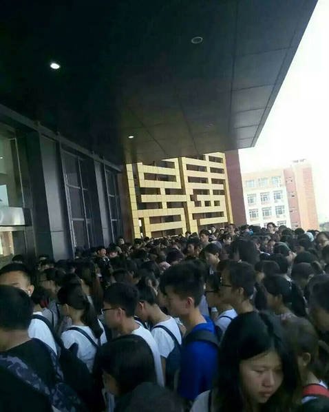 郑州上千学生为蹭空调挤碎图书馆报警器 有人受伤