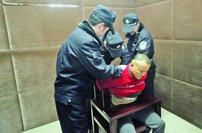 男子持枪冲进银行索要百万 案发20分钟后落网