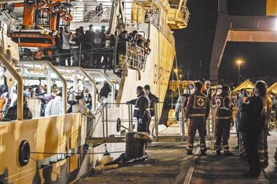 当地时间4月14日,意大利西西里岛巴勒莫,意大利海岸警卫队救起来自叙利亚、厄立特里亚以及索马里的千余名非法移民供图/IC