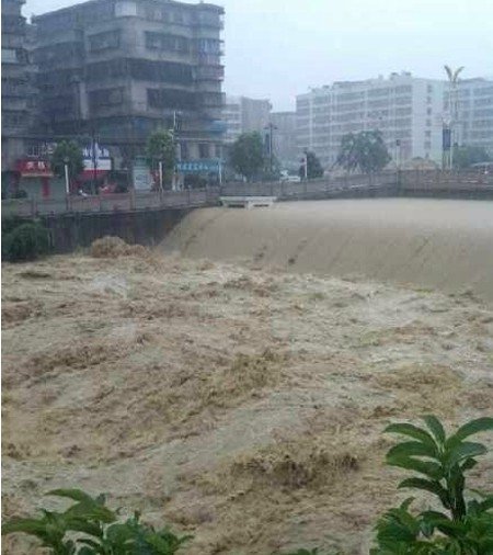 广东多地暴雨成灾20死7失踪 汕头溃堤海水倒灌