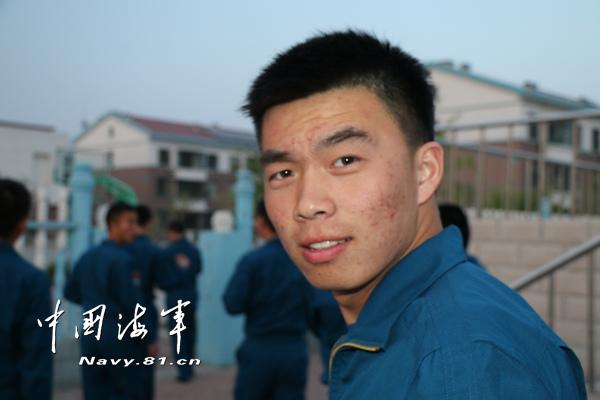 海军两名飞行员为保护人民群众生命财产牺牲