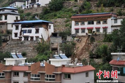 四川得荣县城出现山体滑坡 480余民众紧急撤离