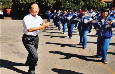 温家宝5年4次访河北省兴隆县六道河中学(图)