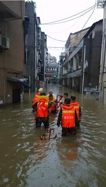 湖北一男子冒暴雨淌水捞鱼 掉入下水道仍未找到