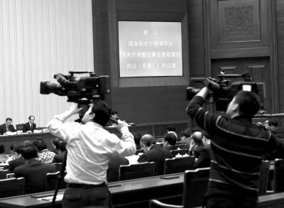 委员生育政策对富人穷人无效 吁及时推普遍两孩