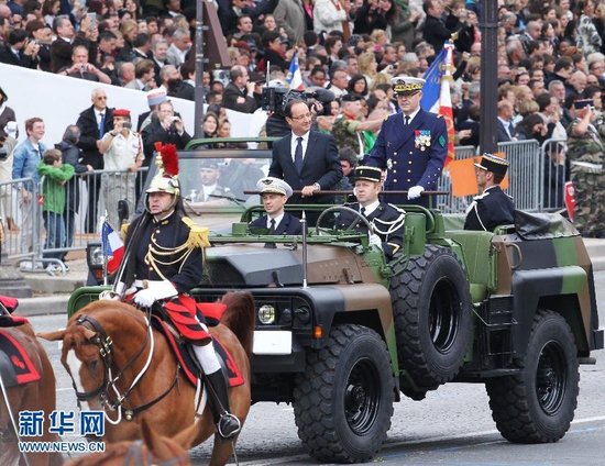 法国举行阅兵式庆祝国庆日 奥朗德摒弃奢华(图)