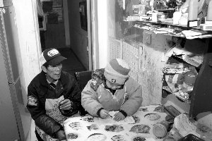 宋老汉和他迟迟未报上户口的儿子实习生马晶晶摄