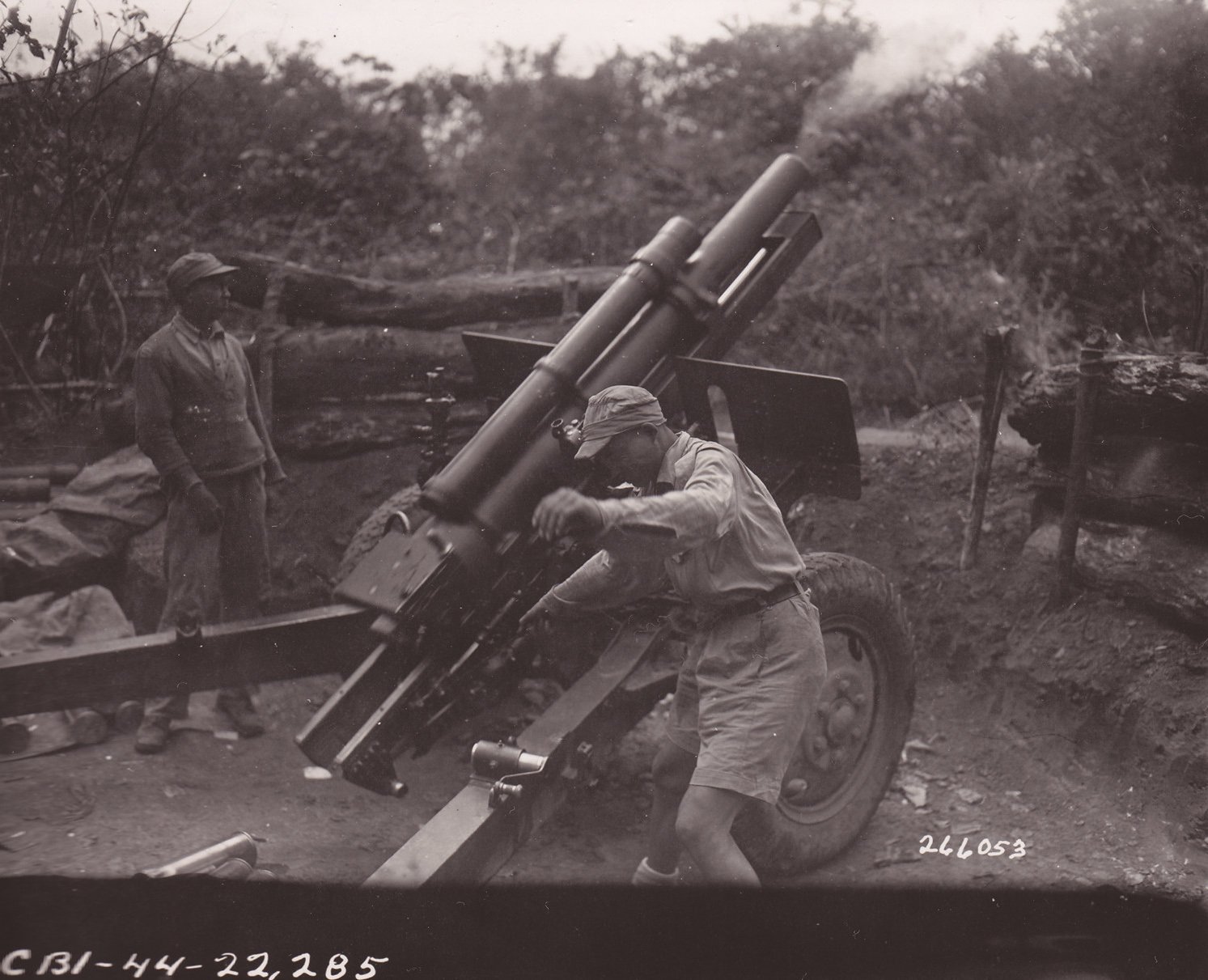 7营的105毫米口径榴弹炮在向日军阵地进行一轮炮击后产生后坐反冲。美军陆军通信兵萨利文拍摄于1944年5月1日。 7营的105毫米口径榴弹炮在向日军阵地进行一轮炮击后产生后坐反冲。美军陆军通信兵萨利文拍摄于1944年5月1日。