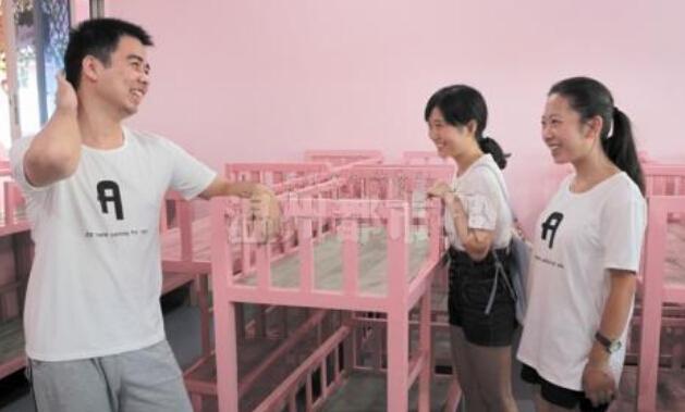 高中高中女生穿泳装向陌生人展示为艺考练胆作文层式百名进图片