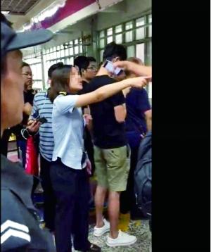 网传北京地铁工作人员与乘客对骂 地铁致歉