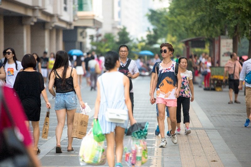 23岁男孩的反串人生：女妆以假乱真如厕尴尬(图)