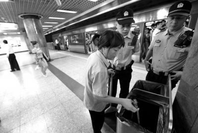 北京120余人携带违禁品强行进地铁被拘留(图)
