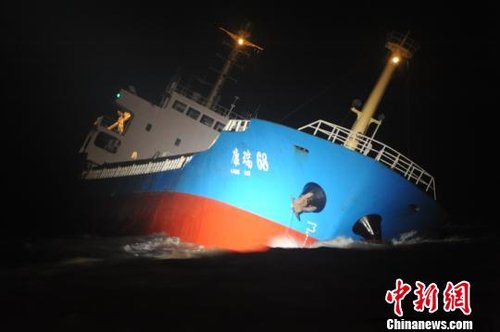 一艘矿砂船今在长江口遇险 15名船员获救(图)