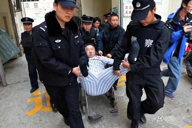 男子在医院赖床3年被强执抬走 铁链锁身抗拒执行