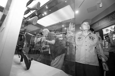 抗战老兵:包扎伤口就是用盐水消毒