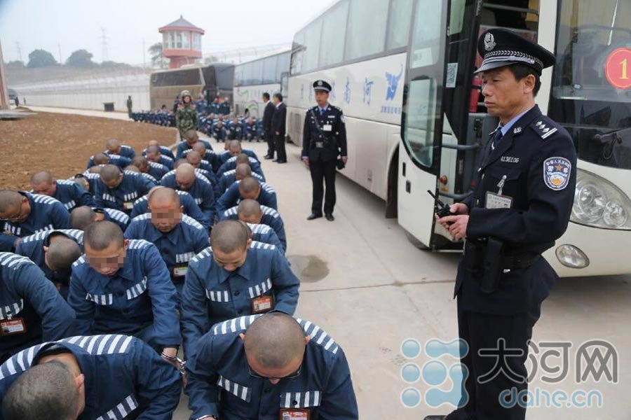 河南三门峡监狱搬迁 押送犯人场面壮观