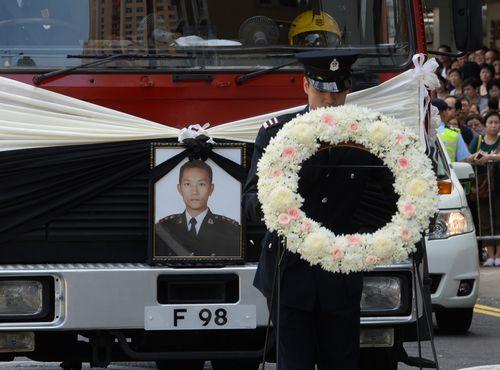 香港殉职消防队长张耀升出殡 梁振英出席丧礼