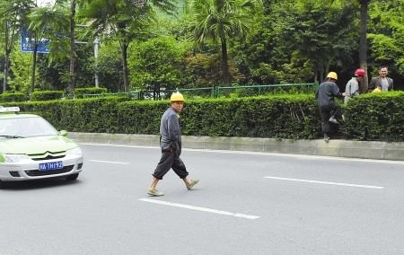 男子抄近道被无牌宝马车撞飞几十米身亡(图)