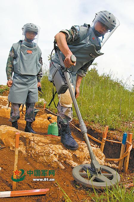 中国维和扫雷兵在黎巴嫩一条崎岖不平的山路上清排地雷(资料图)