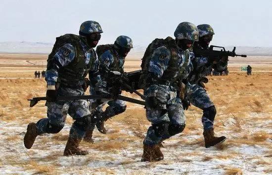 中国一机枪要5个兵伺候,战斗民族一个人就搞定