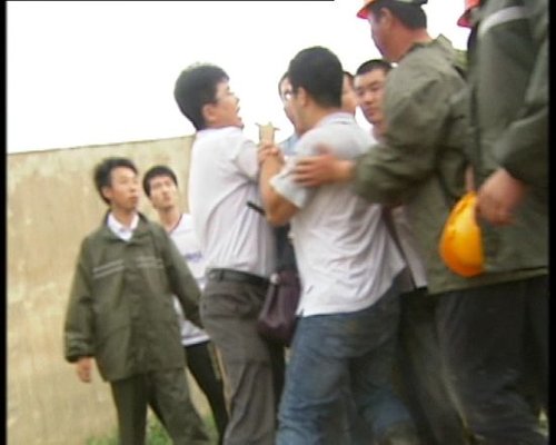 央视记者采访化工企业遭数十人围殴(组图)