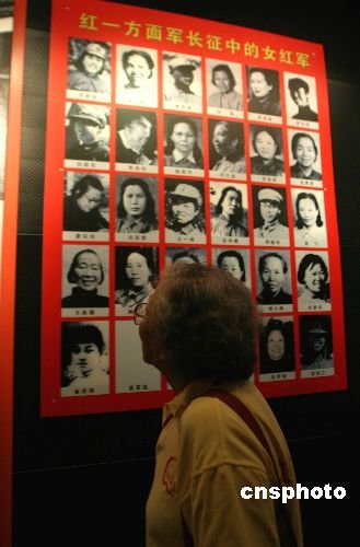 红军第一支正规妇女武装:缠足女战士训练吃力