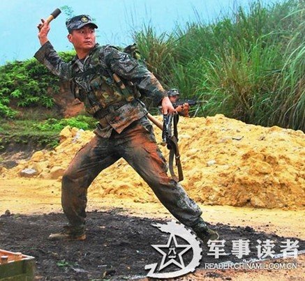 新兵投手榴弹脱手 被团长扑入避弹壕有惊无险