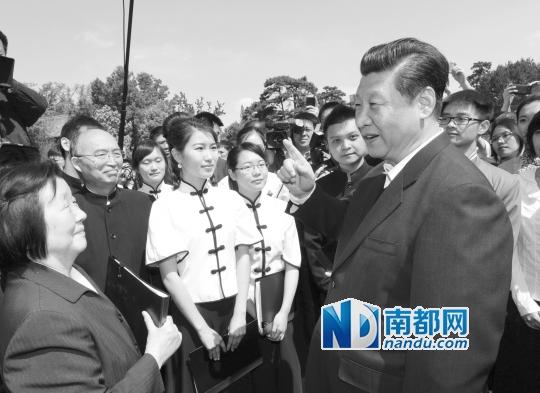 <p>    5月4日，习近平在北京大学校园观看北大师生纪念五四运动95周年青春诗会，并同朗诵者亲切交谈。新华社发</p>