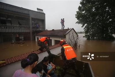 武汉遭遇持续暴雨致一院墙倒塌 8人被压身亡