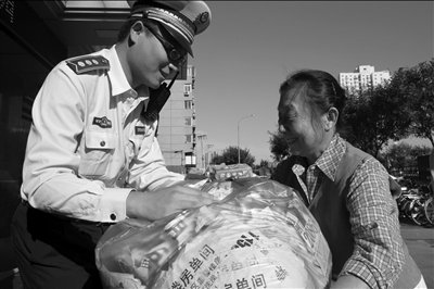 北京启动小广告换礼品活动 培养居民清理意识