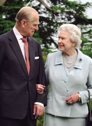 英国伊丽莎白女王和丈夫菲利普亲王(资料图)