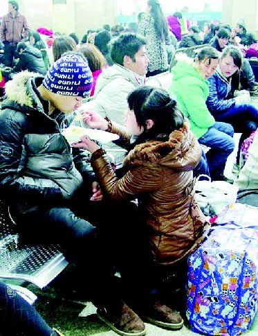 80后妻子跪地为瘫痪丈夫喂饭感动网友(图)