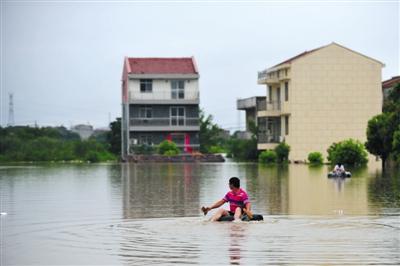 武汉遭遇持续暴雨致一院墙倒塌 8人被压身亡