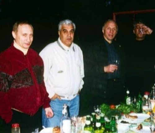 普京与黑帮老大合影照片遭曝光 官方否认