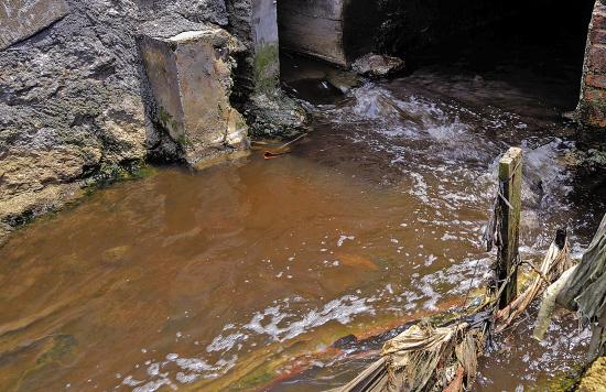 广州西部水源地污染难治理 红色废水汇入流溪