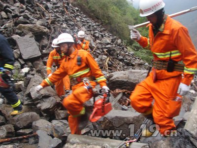 消防官兵地震救援现场