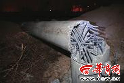 拾荒地面为捡图纸砸倒电线杆高压线掉落老汉小缝纫机连杆钢筋图片