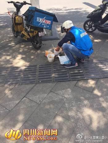 冒菜流到地上 “饿了么”配送员捡起继续配送