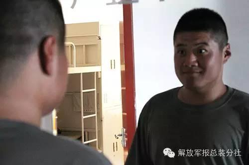 战士调侃自己因阅兵训练被晒黑