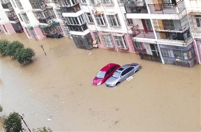 武汉遭遇持续暴雨致一院墙倒塌 8人被压身亡