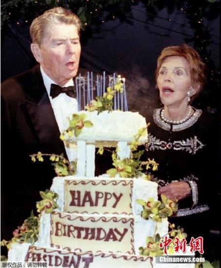1993年2月6日，南希与里根庆祝生日。罗纳德·里根是美国最受欢迎的共和党总统之一，1994年对外宣布患阿兹海默症，2004年逝世。(资料图)