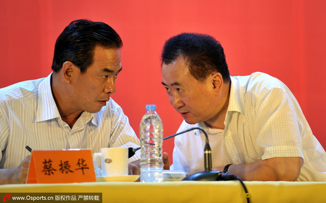 万达没有继续合作,足协的下一个(批)赞助企业在哪?图为王健林与蔡振华交流 万达没有继续合作,足协的下一个(批)赞助企业在哪?图为王健林与蔡振华交流