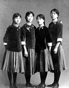 林徽因和同学们身着学生裙 林徽因和同学们身着学生裙