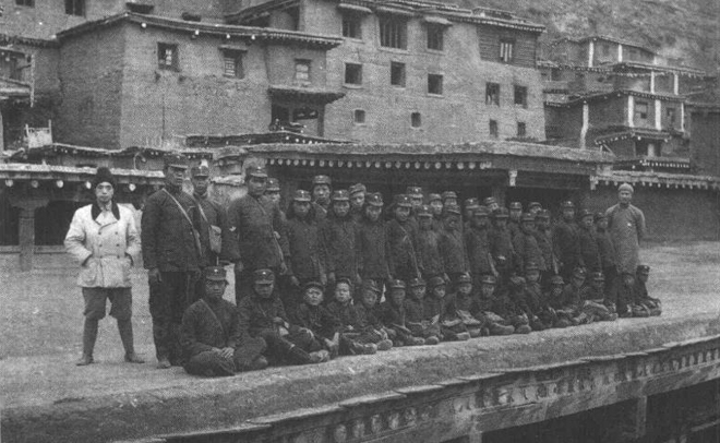 图一:德格县立小学师生合影,1939年11月孙明经拍摄 图一:德格县立小学师生合影,1939年11月孙明经拍摄