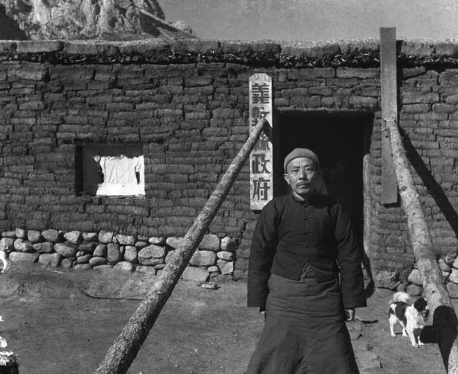 图二:西康省义敦县长彭勋在临时县政府前,孙明经拍摄于1939年11月 图二:西康省义敦县长彭勋在临时县政府前,孙明经拍摄于1939年11月