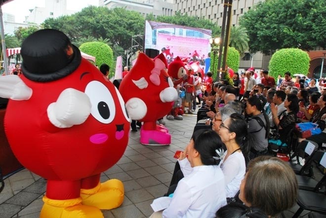 台湾地区的献血宣传活动,许多友好的精心设计都能增进大家对献血的了解,克服对未知的恐惧 台湾地区的献血宣传活动,许多友好的精心设计都能增进大家对献血的了解,克服对未知的恐惧