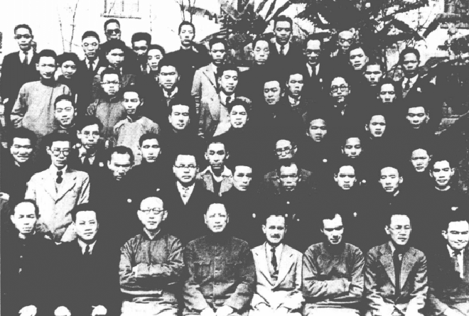 图注:国宣处工作人员与部分合作的西方记者合影。前排右一为白修德(美),右三为马彬苏(苏格兰)、右四为武道(美)。 图注:国宣处工作人员与部分合作的西方记者合影。前排右一为白修德(美),右三为马彬苏(苏格兰)、右四为武道(美)。