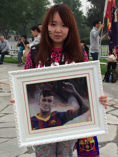 女球迷展示内马尔十字绣(图:张楠) 女球迷展示内马尔十字绣(图:张楠)