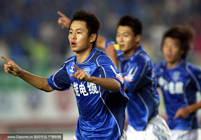2005年中超联赛,青岛中能队员刘健庆祝进球 2005年中超联赛,青岛中能队员刘健庆祝进球